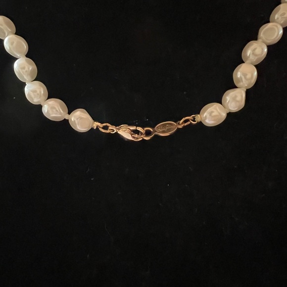 White Napier necklace - Picture 3 of 3